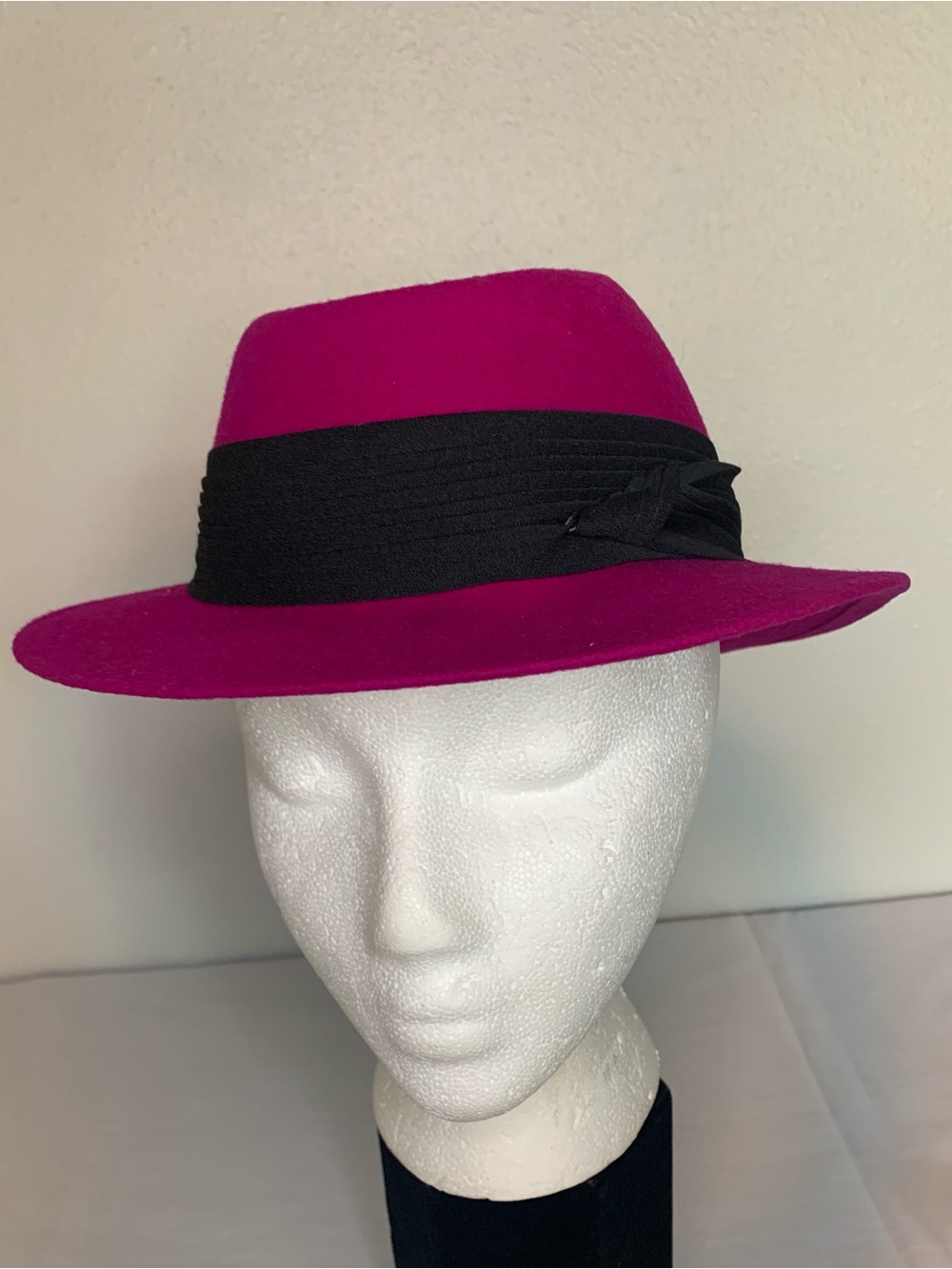 Arlin.Fuchsia Wool Felt Fedora with Black Band. - Picture 2 of 3